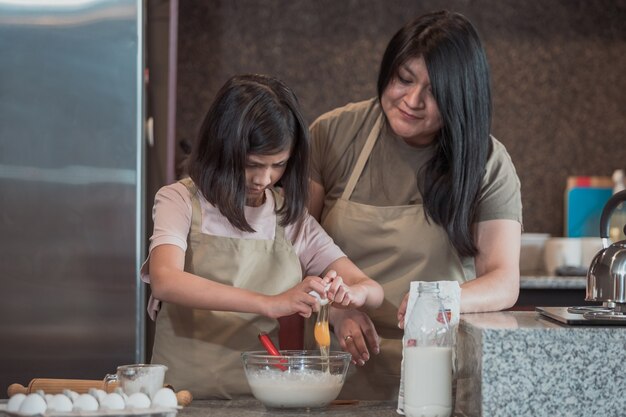 files/madre-e-hija-mexicana-cocinando-cocina-dia-madre_79390-1139.jpg
