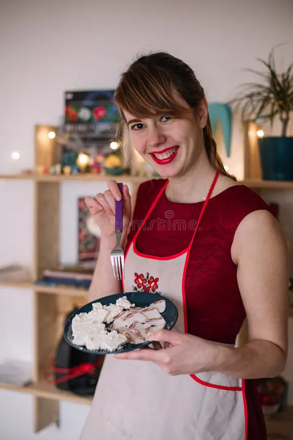 files/mujer-sosteniendo-el-plato-con-comida-y-sonriendo-una-muy-amable-sujetando-la-en-cocina-170843372.webp